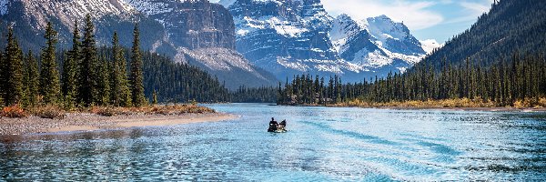 Drzewa, Park Narodowy Jasper, Lasy, Lake Maligne, Kanada, Kajak, Góry, Alberta, Człowiek, Jezioro, Chmury