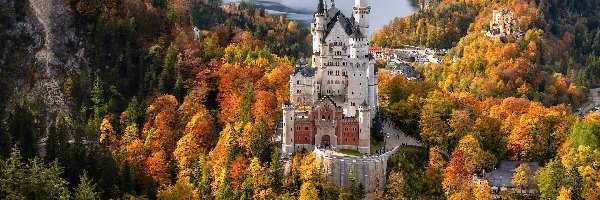 Jezioro Alpsee, Schwangau, Zamek Neuschwanstein, Bawaria, Niemcy, Drzewa, Jesień