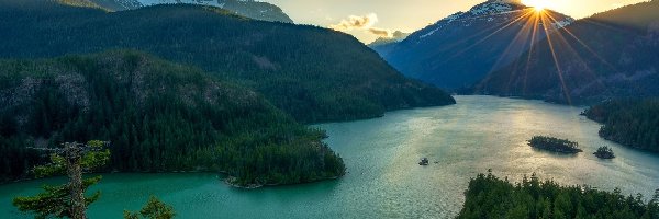 Drzewa, Jezioro, Stany Zjednoczone, Stan Waszyngton, Diablo Lake, Promienie słońca, Park Narodowy Północnych Gór Kaskadowych, Góry