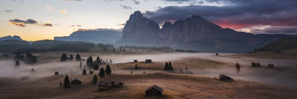 Drewniane, Góry Sassolungo, Włochy, Dolina Val Gardena, Dolomity, Domki, Płaskowyż Seiser Alm, Mgła