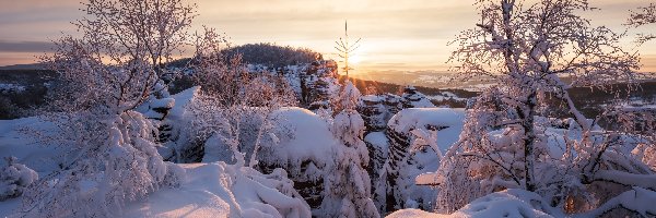 Śnieg, Zima, Ośnieżone, Góry Połabskie, Park Narodowy Czeska Szwajcaria, Czechy, Wschód słońca, Skały, Drzewa