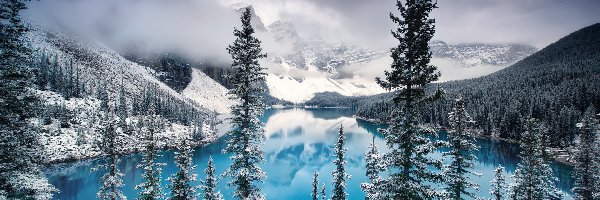 Chmury, Góry, Śnieg, Jezioro, Prowincja Alberta, Park Narodowy Banff, Mgła, Moraine Lake, Świerki, Kanada, Drzewa, Zima