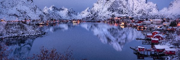 Reine, Domy, Morze Norweskie, Śnieg, Zima, Norwegia, Lofoty, Góry, Wyspa Moskenesoya