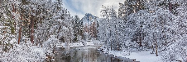 Chmury, Park Narodowy Yosemite, Szron, Góry, Stany Zjednoczone, Śnieg, Lasy, Kalifornia, Drzewa, Rzeka Merced River, Zima