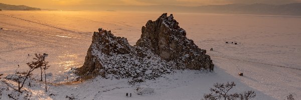 Wschód słońca, Zima, Drzewa, Skały, Rosja, Wyspa Olchon, Jezioro Bajkał, Obwód irkucki, Zaśnieżone, Śnieg, Ludzie