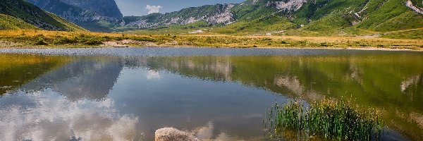 Włochy, Jezioro, Lago Pietranzoni, Gran Sasso, Góry, Trawa, Kamienie