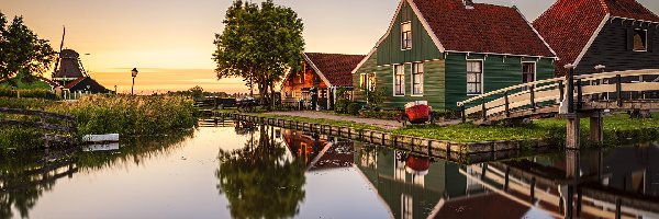 Zaanse Schans, Zaandam, Drzewa, Domy, Skansen, Rzeka, Most, Holandia