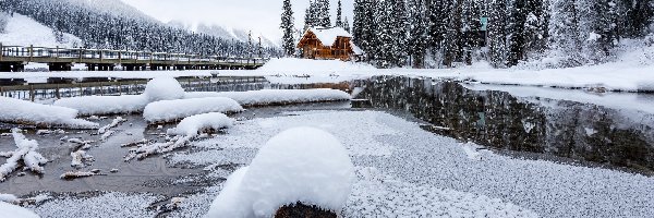 Drzewa, Emerald Lake, Jezioro, Mgła, Dom, Zima, Śnieg, Chmury, Góry, Kanada, Świerki, Park Narodowy Yoho