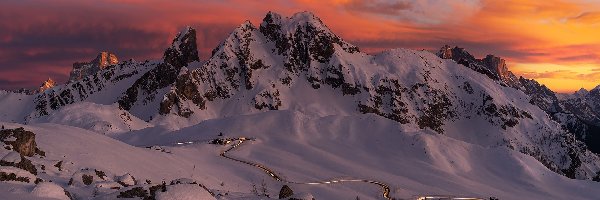 Kręta, Dolomity, Góry, Giau Pass, Zima, Włochy, Belluno, Góra Ra Gusela, Droga