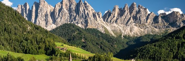 Lasy, Włochy, Drzewa, Wieś, Chmury, Santa Maddalena, Dolomity, Kościół, Góry, Dolina Val di Funes, Domy