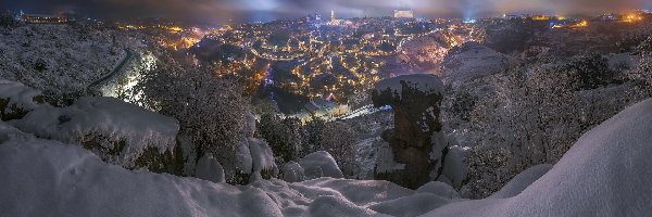 Oświetlone, Wzgórze, Zaśnieżone, Noc, Zima, Hiszpania, Toledo, Drzewa, Miasto