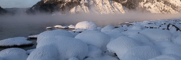 Góry, Mgła, Jezioro, Drzewa, Kamienie, Ośnieżone