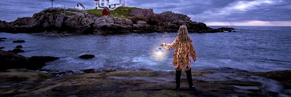 Lampa, Kobieta, Latarnia morska, Skały, Morze, Stany Zjednoczone, Stan Maine, Nubble Lighthouse, Cape Neddick