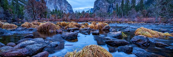 Góry, Kamienie, Park Narodowy Yosemite, Trawy, Stany Zjednoczone, Merced River, Kępy, Drzewa, Rzeka, Sierra Nevada, Chmury, Kalifornia, Jesień