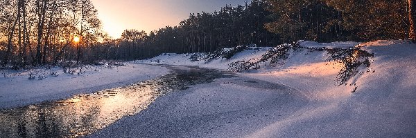 Drzewa, Rzeka, Śnieg, Wschód słońca, Zaśnieżona, Zima