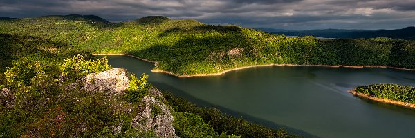 Jezioro, Drzewa, Góry, Chmury, Niebo