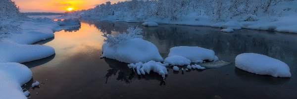 Drzewa, Wschód słońca, Rosja, Obwód moskiewski, Ośnieżone, Rzeka Wołga, Miejscowość Dubna, Zima