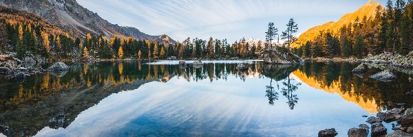 Drzewa, Kanton Gryzonia, Odbicie, Kamienie, Alpy, Dolina Val di Campo, Jezioro Lago di Saoseo, Szwajcaria, Góry, Jesień