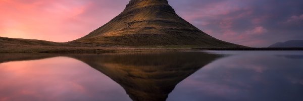 Góra Kirkjufell, Zachód słońca, Jezioro, Islandia, Odbicie