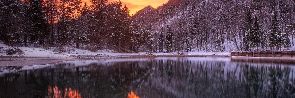 Śnieg, Drzewa, Jezioro, Góry, Zachód słońca, Słowenia, Gmina Zirovnica, Lake Zavrsnica, Odbicie