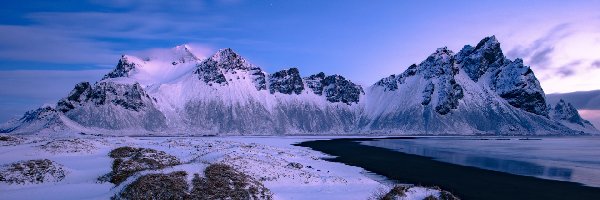 Morze, Góry, Islandia, Śnieg, Zaśnieżona, Plaża Stokksnes, Kamienie, Zima, Góra Vestrahorn, Zachód słońca