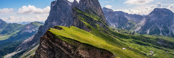 Włochy, Rezerwat przyrody, Puez-Geisler, Masyw Odle, Góry Dolomity, Prowincja Bolzano, Domki