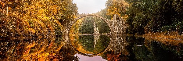 Most Diabła, Most łukowy, Park Rododendronów Kromlau, Saksonia, Niemcy, Drzewa, Jesień, Kamienny, Jezioro Rakotz