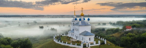 Mgła, Niebo, Chmury, Wzgórza, Cerkiew, Domy, Lasy