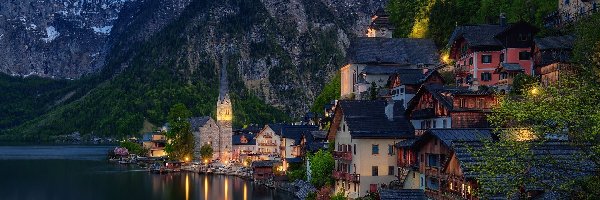 Alpy Salzburskie, Miasteczko Hallstatt, Światła, Góry, Noc, Austria, Jezioro Hallstattersee, Domy, Kościół