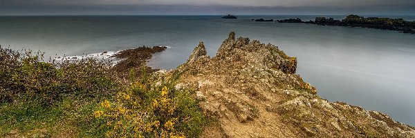 Wybrzeże, Bretania, Roślinność, Chmury, Morze, Cypel Pointe du Grouin, Skały, Francja