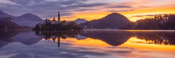 Góry, Wyspa Blejski Otok, Kościół Zwiastowania Marii Panny, Jezioro Bled, Słowenia, Chmury, Wschód Słońca