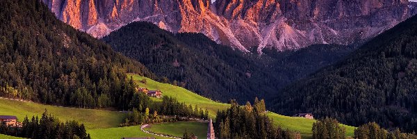 Masyw Odle, Dolomity, Drzewa, Góry, Wieś Santa Maddalena, Domy, Kościół, Włochy, Dolina Val di Funes, Las