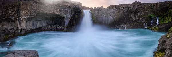 Rzeka Skjalfandafljot, Bazaltowe, Skały, Chmury, Wodospad Aldeyjarfoss, Islandia