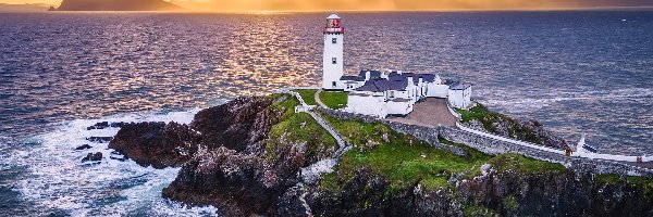 Fanad Head Lighthouse, Chmury, Latarnia morska, Wschód słońca, Morze, Skały, Irlandia, Portsalon