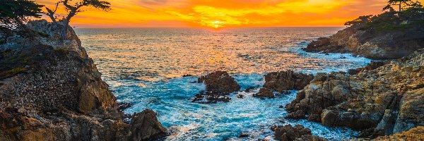 Carmel Bay, Atrakcja Lone Cypress, Stany Zjednoczone, Zatoka, Morze, Zachód słońca, Pebble Beach, Cyprys wielkoszyszkowy, Skała, Kalifornia
