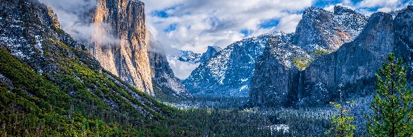 Park Narodowy Yosemite, Dolina Yosemite Valley, Góry Sierra Nevada, Kalifornia, Stany Zjednoczone, Chmury, Lasy