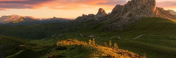 Droga, Dolomity, Łąka, Passo di Giau, Włochy, Góry, Kręta, Prowincja Belluno, Wzgórze, Przełęcz, Zachód słońca