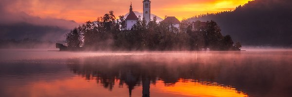 Alpy Julijskie, Góry, Wyspa Blejski Otok, Jezioro Bled, Słowenia, Mgła, Odbicie, Kościół Zwiastowania Marii Panny, Zachód słońca