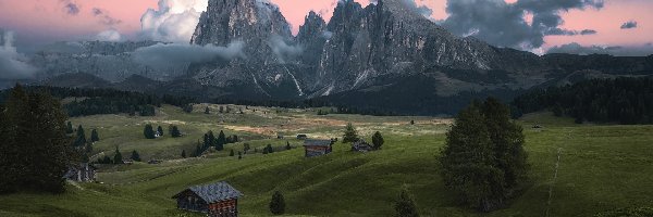 Chmury, Drzewa, Płaskowyż Seiser Alm, Góry Sassolungo, Dolomity, Włochy, Domki, Dolina Val Gardena, Drewniane