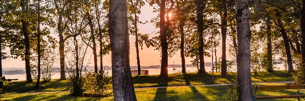 Żaglówka, Drzewa, Zachód słońca, Góry, Zieleń, Wiosna, Jezioro, Park, Ławki, Promienie