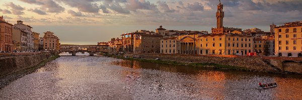 Rzeka Arno, Most, Ponte Vecchio, Domy, Florencja, Włochy