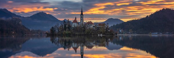 Alpy Julijskie, Góry, Wyspa Blejski Otok, Jezioro Bled, Słowenia, Odbicie, Chmury, Kościół Zwiastowania Marii Panny, Zachód słońca