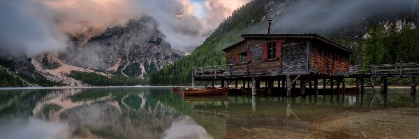 Dolomity, Pragser Wildsee, Włochy, Góry, Mgła, Jezioro, Lago di Braies, Drewniany, Południowy Tyrol, Pomost, Domek, Chmury, Łódki