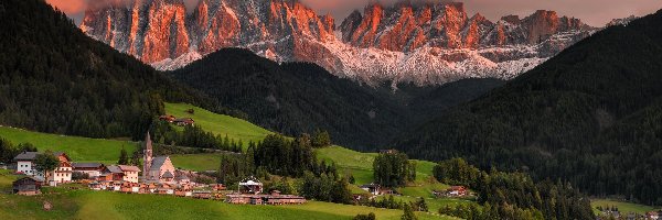 Santa Maddalena, Val di Funes, Dolina, Masyw Odle, Drzewa, Domy, Wieś, Lasy, Dolomity, Kościół, Góry, Włochy