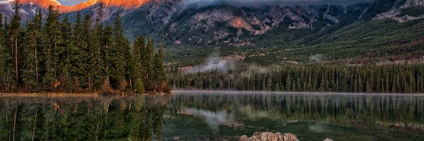 Drzewa, Rozświetlony, Góry, Pyramid Mountain, Kanada, Mgła, Szczyt, Jezioro, Victoria Cross Ranges, Lasy, Pyramid Lake, Alberta, Park Narodowy Jasper