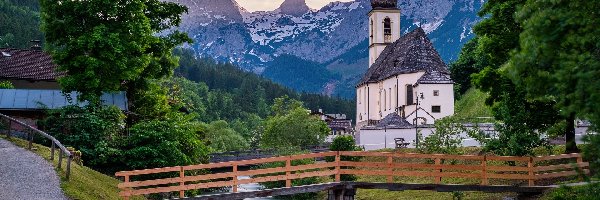 Rzeka, Park Narodowy Berchtesgaden, Ramsauer Ache, Góry, Niemcy, Alpy, Drzewa, Bawaria, Kościół św Sebastiana, Ramsau bei Berchtesgaden, Most