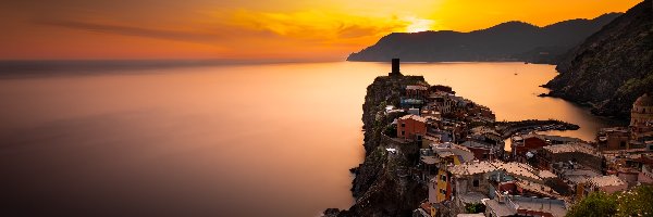 Vernazza, Prowincja La Spezia, Góry, Zachód słońca, Domy, Morze Liguryjskie, Skały, Włochy