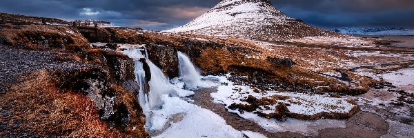 Góra Kirkjufell, Islandia, Wodospad Kirkjufellsfoss, Zima, Chmury