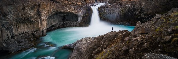 Wodospad Aldeyjarfoss, Rzeka Skjalfandafljot, Bazaltowe, Islandia, Skały, Człowiek, Chmury
