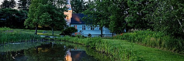 Sugar Hill, Kaplica św Mateusza, Stany Zjednoczone, Wieczór, Drzewa, Krzewy, Trawa, Kościół, Staw, New Hampshire